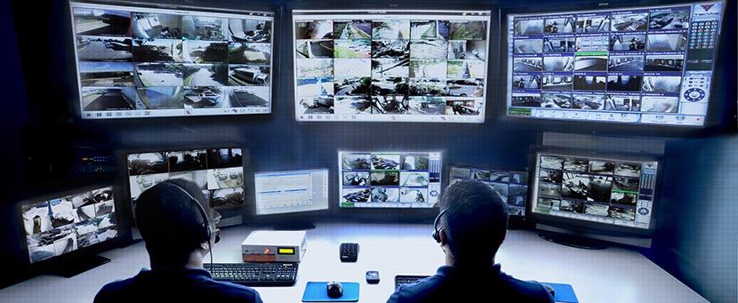 Central de monitoramento com múltiplas telas de DVR